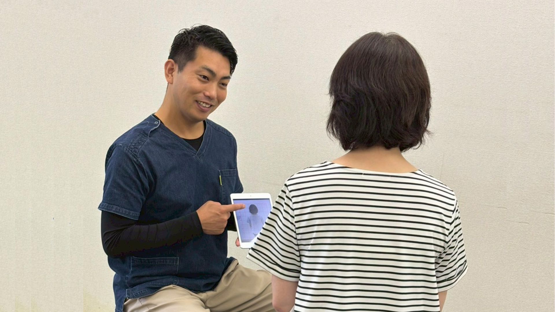 わかば鍼灸整骨院で、先生が患者様に検査結果を説明している様子