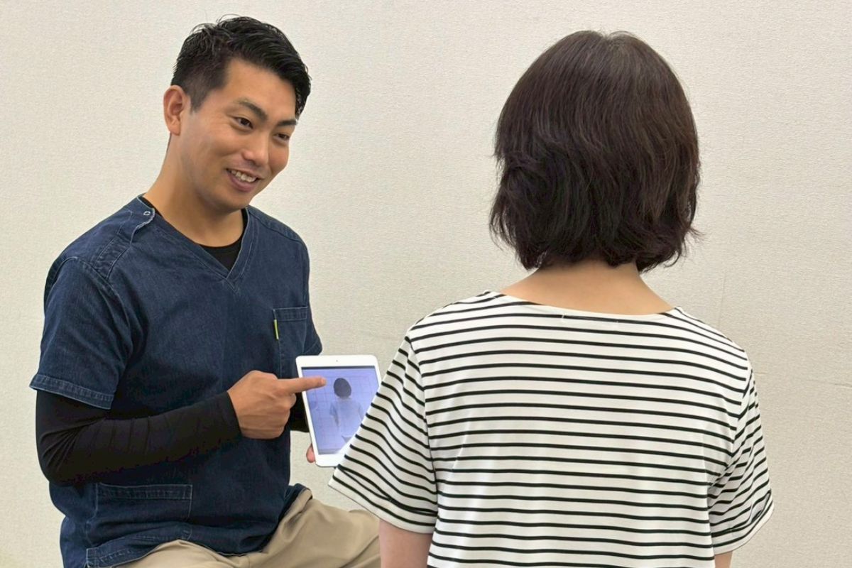 わかば鍼灸整骨院で、先生が患者様に検査結果を説明している様子