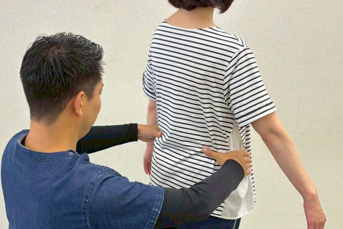 先生が患者様の姿勢を検査している様子