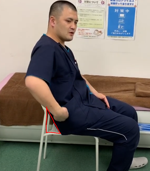 ぎっくり腰になった時の楽な姿勢の取り方や座り方を鍼灸整骨院の院長が解説します ぎっくり腰になった時の楽な姿勢の取り方や座り方を鍼灸整骨院の院長が解説します